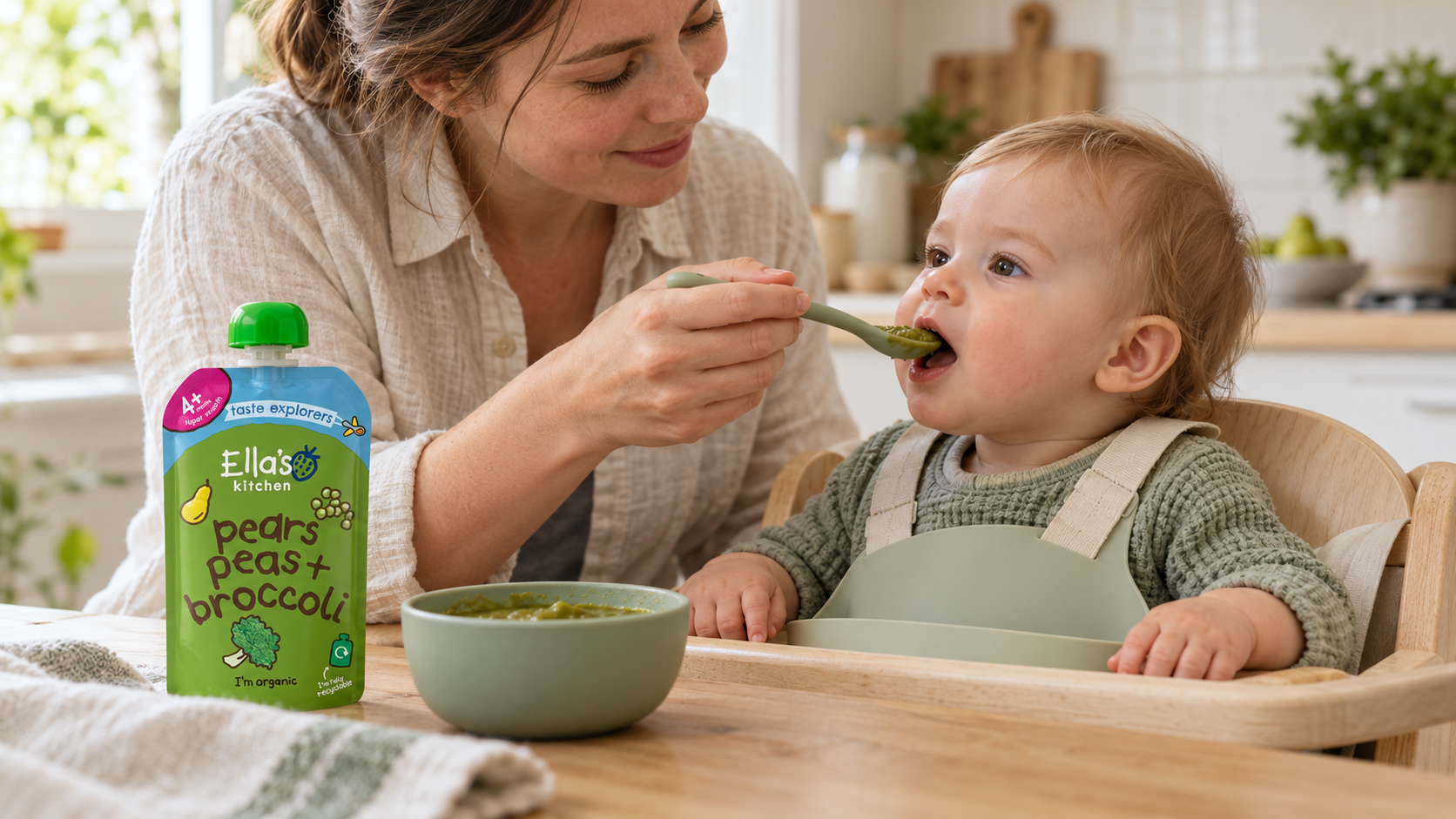 Un enfant assis dans une chaise haute pendant qu'un parent lui donne de la purée avec une cuillère.